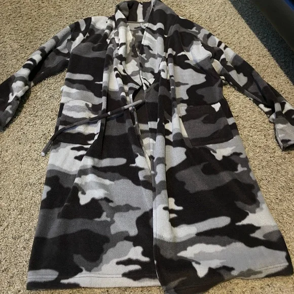 Camo Robe - Picture 1 of 11
